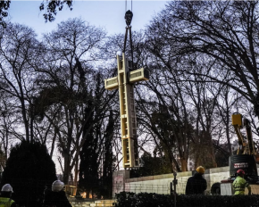 Retirada de la creu del parc Ribalta - Foto Cadena Ser